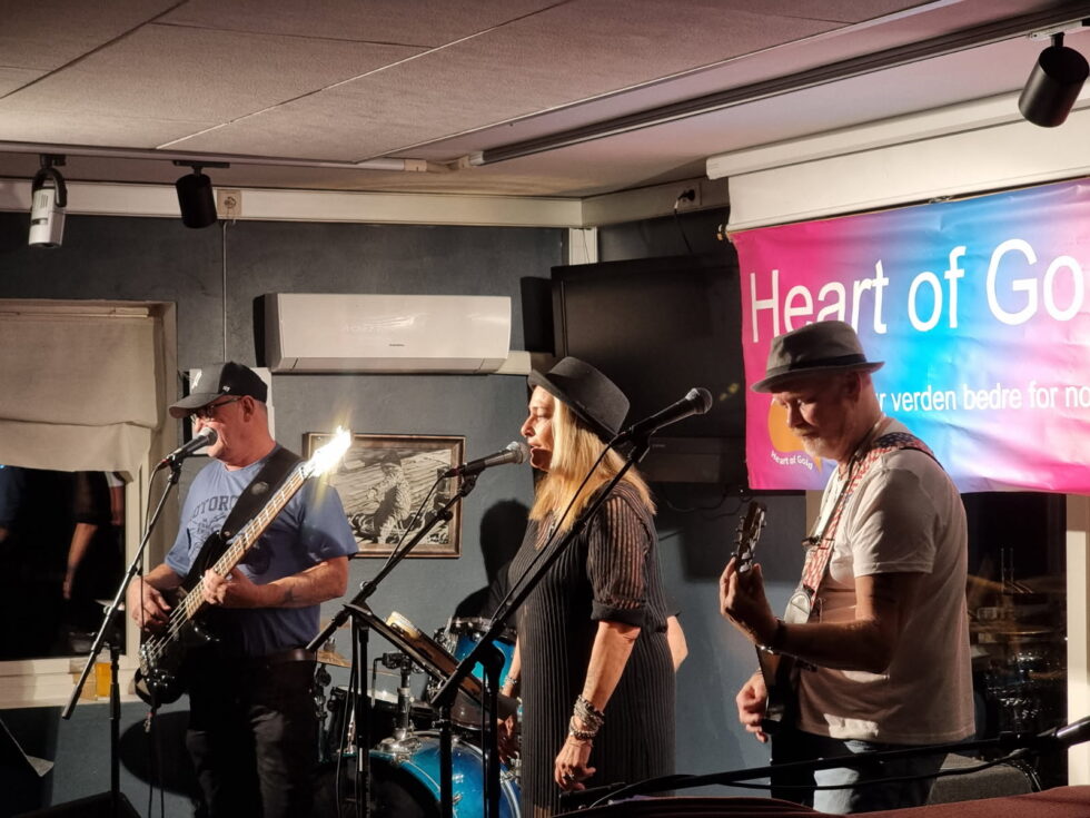 Botan med band under koserten, bekreftet hvorfor han står bak Heart of Gold.