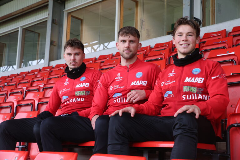 Hovedtribunen er utsolgt. Ludvig Langrekken, Daniel Lysgård og Jesper Grundt håper at resten av feltene også ikke kommer til å ha et tomt sete lørdag.