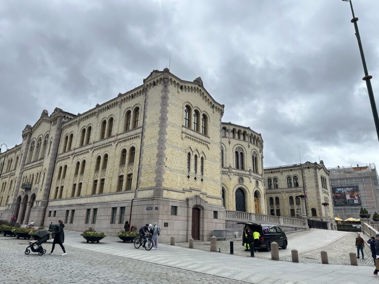 En eidskoging er dømt for å ha truet med å sprenge Stortinget. Truslene ble sendt i e-post til to politikere, deriblant en fra Innlandet.
