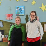 Kunstner og arrangementsansvarlig Marthe Kampen sammen med designer og kunstlærer Caroline Olsson setter opp Eidskog Kulturskole sin utstilling i "En dikters bolig". På lørdag åpner utstillingen laget av 24 elever ved kulturskolen.