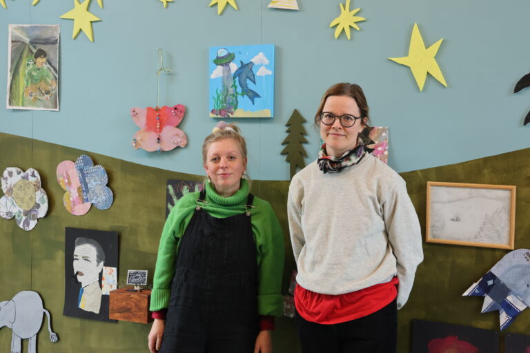 Kunstner og arrangementsansvarlig Marthe Kampen sammen med designer og kunstlærer Caroline Olsson setter opp Eidskog Kulturskole sin utstilling i 