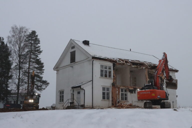 I januar 2023 ble den gamle barnehagen revet. Nå har kommunestyret vedtatt hva som skal skje videre med tomta midt i Skotterud sentrum.