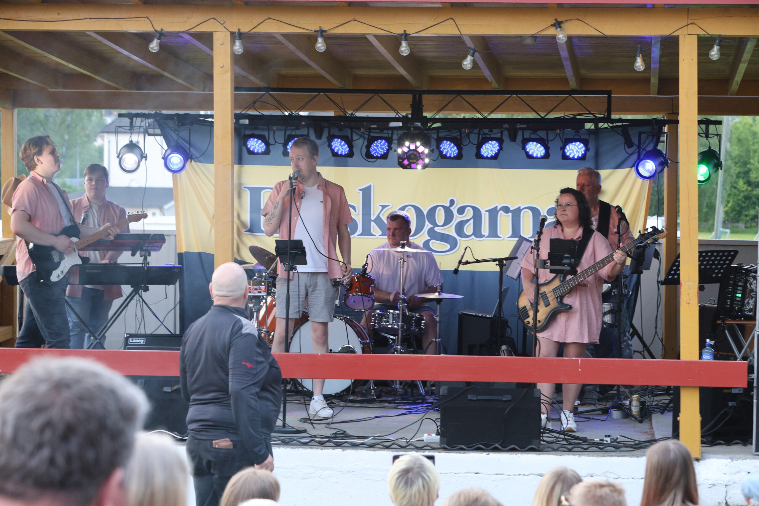 Eidskogarna startet og holdt det gående ute med musikk i pub'n.