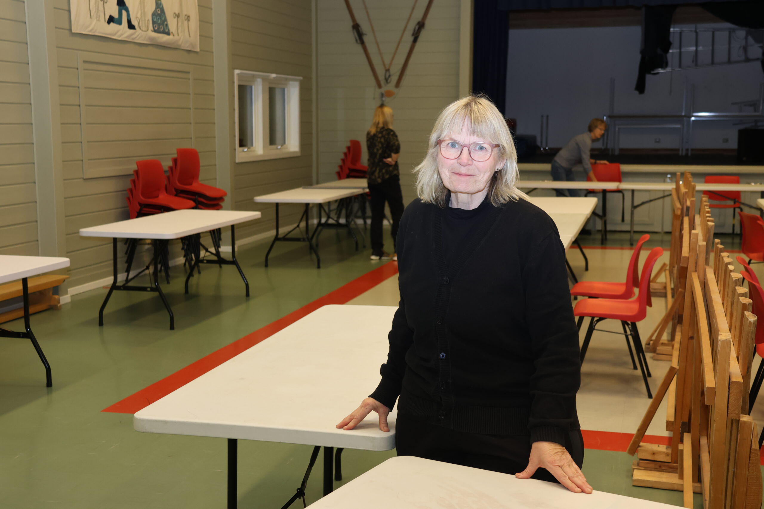 På lørdag vil alle bordene i storsalen være fylt med salgsvarer av alle slag. Eva Grasmo forteller at de har det veldig moro når det pågår.