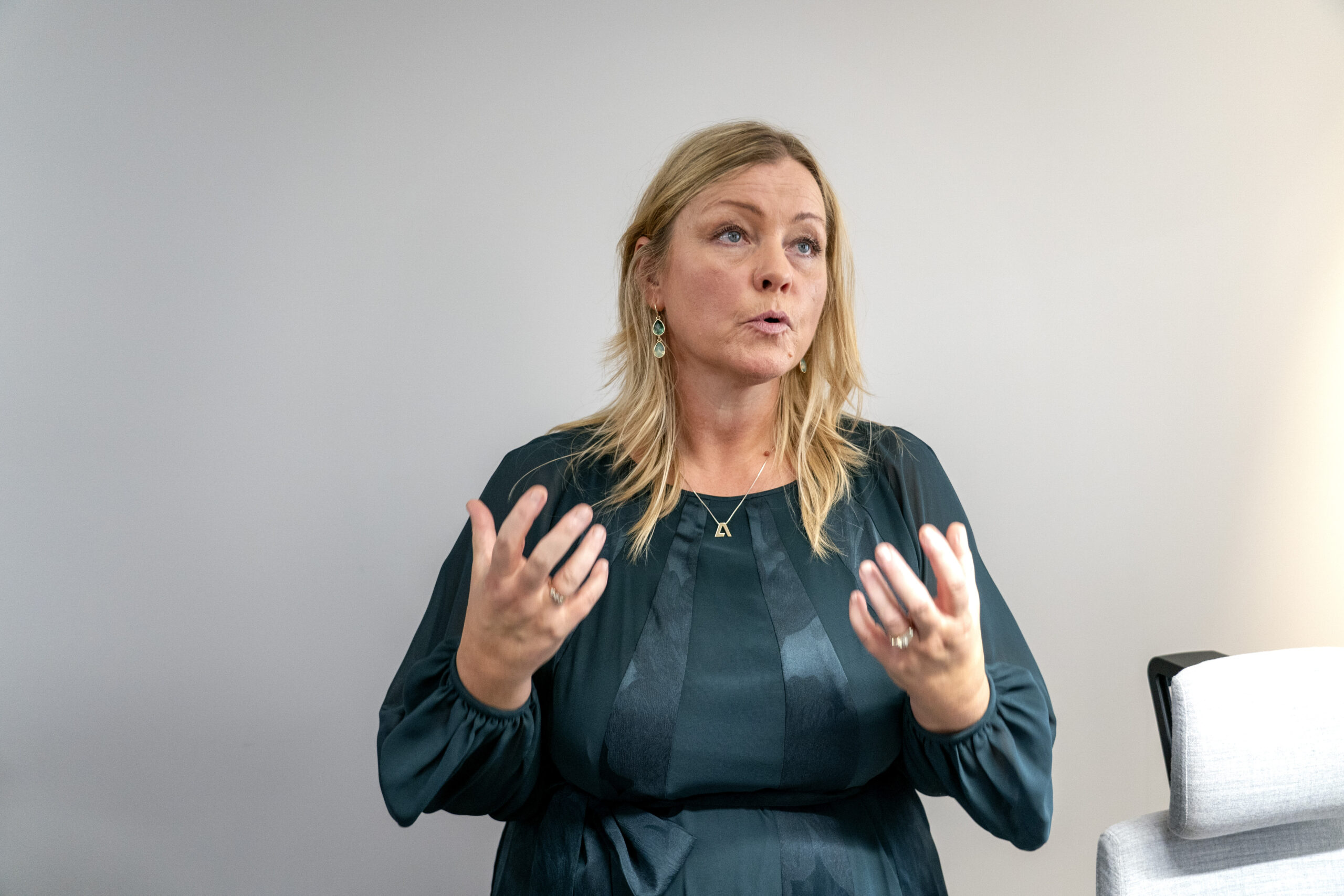 Norske kommuner har vist en imponerende innsats ved å bosette nærmere 100.000 flyktninger de siste årene, sier arbeids- og inkluderingsminister Kjersti Stenseng.