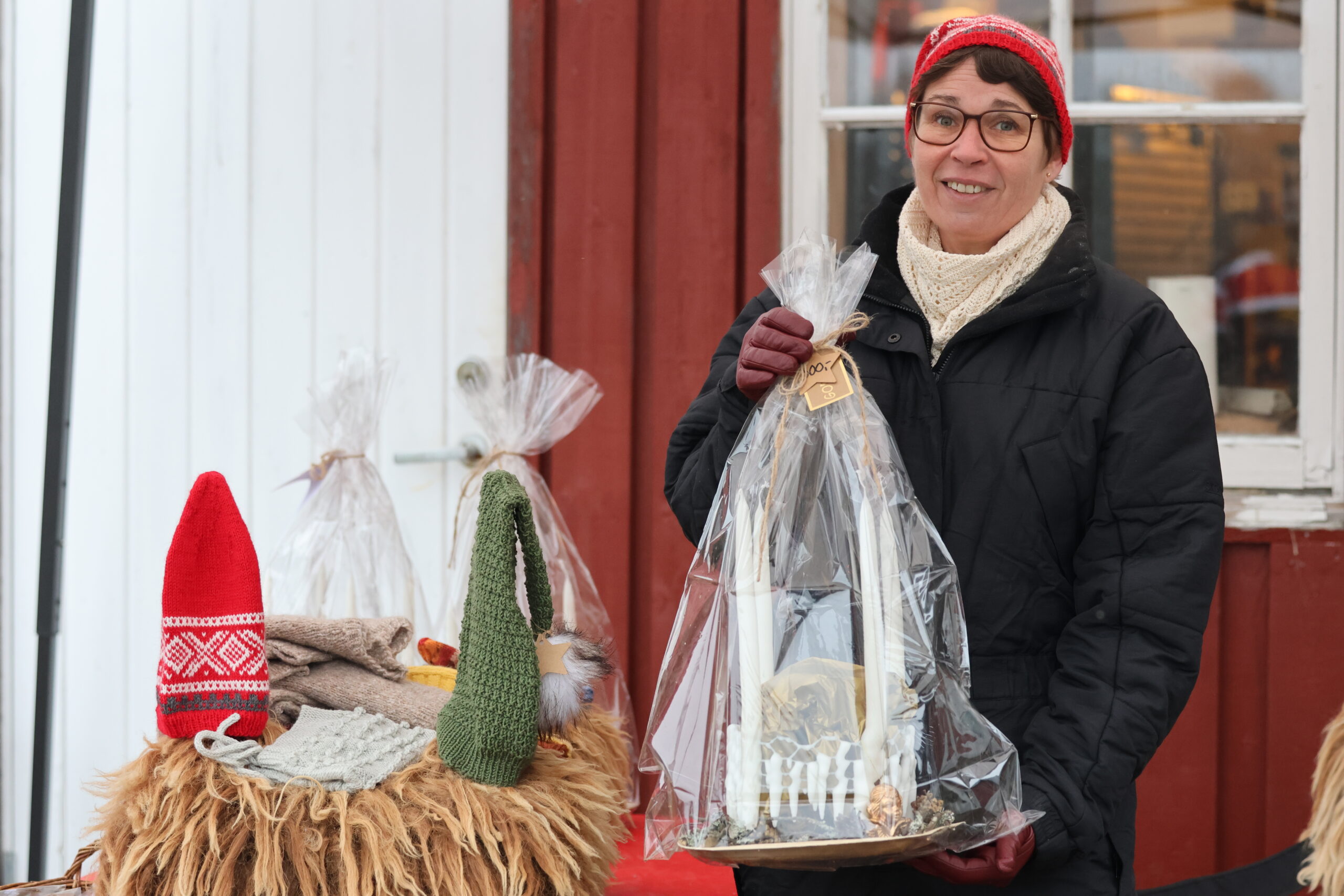 Desiree Nordseth Bergersen fra Magnor hadde med seg ulikt håndarbeid på julemessen.