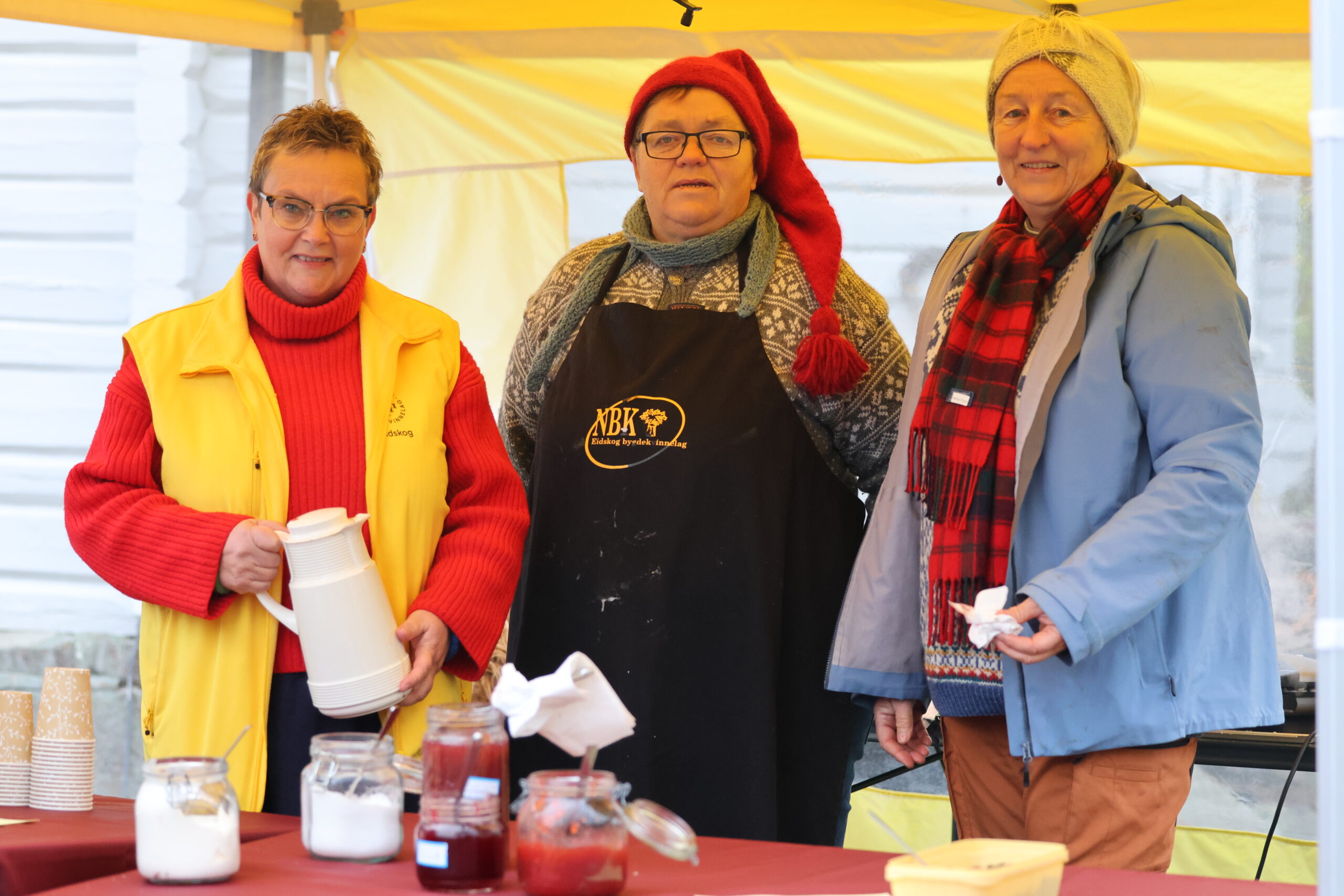 Eidskog bygdekvinnelag stekte vafler og kokte kaffe. Det går unna en del i det kjølige været sa Mona-Teresa Vandrer (.f.v.), Anita Kapstad og Irene Engen.