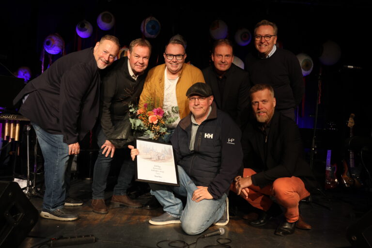 Trond Erics ble tildelt Eidskog kommunes kulturpris for 2025. Bandet var stolte og rørte over hederen da de mottok prisen i festsalen i Eidskog rådhus søndag kveld.