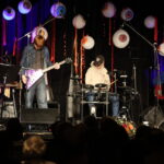 Krisoffer, Viktor, Mattis og Asbjørn fremførte flere rocke-klassikere under festiforestillingen. Her fikk publikum både Seattle-grunge med Nirvanas udødelige klassiker Smells like teen spirit og Black Sabbaths Paranoid.