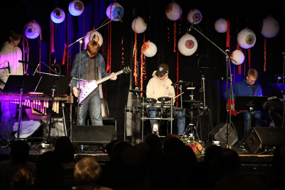 Krisoffer, Viktor, Mattis og Asbjørn fremførte flere rocke-klassikere under festiforestillingen. Her fikk publikum både Seattle-grunge med Nirvanas udødelige klassiker Smells like teen spirit og Black Sabbaths Paranoid.