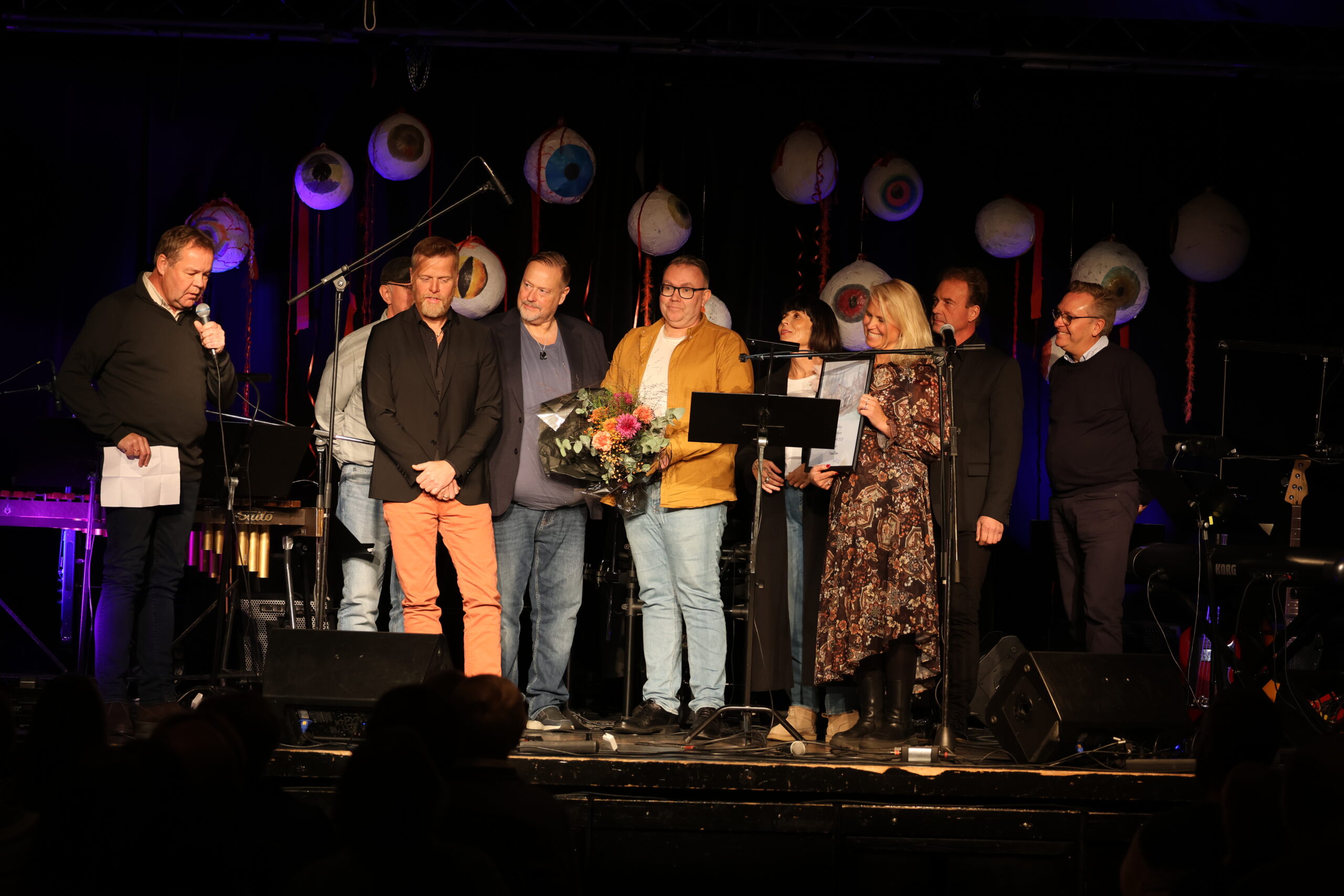 Hele Trond Erics oppe på scenen for å motta kulturprisen.