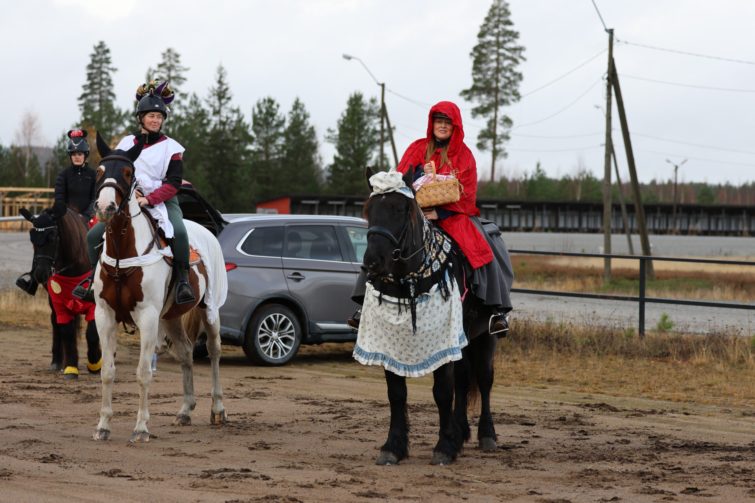 Emma Trandem på hesten Magnolia (t.v.) og Eidskog Ride- og kjøreklubb sin leder Ida Gulbrandsen Huse på hesten Jojo.