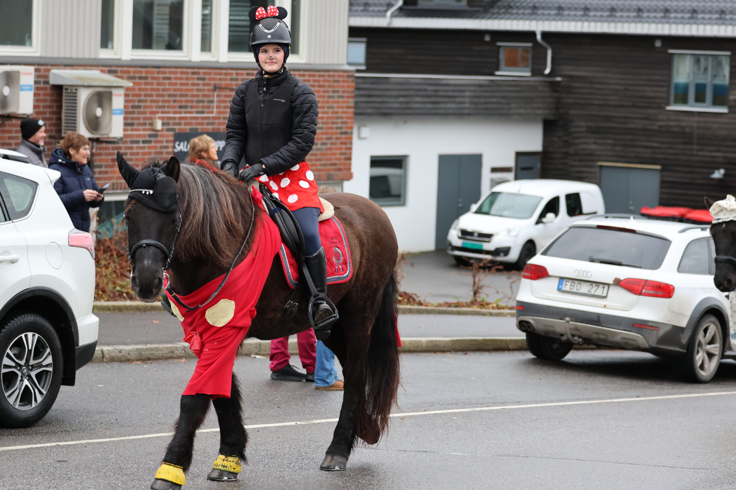 Hest og rytter utkledd som Minni og Mikke Mus.