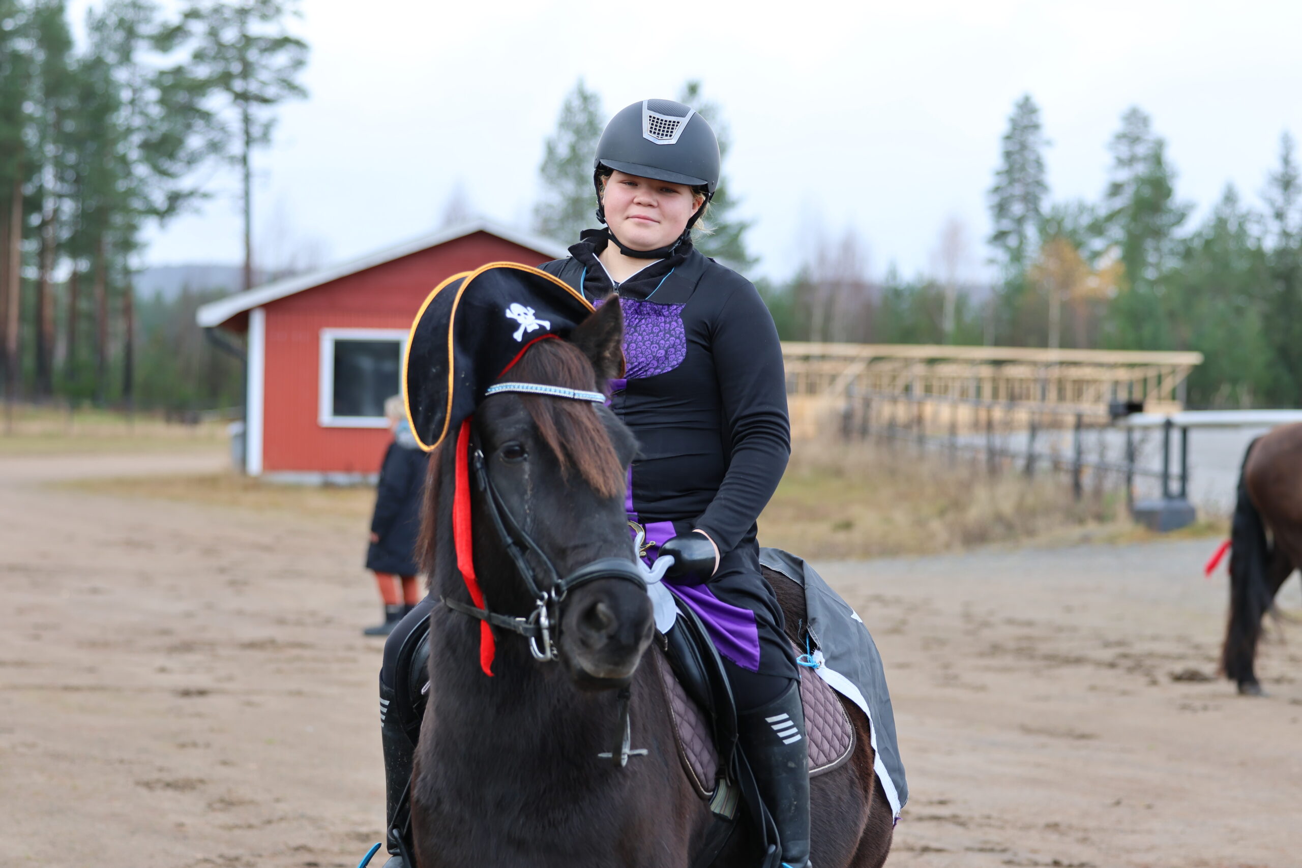 Ingrid Pramm Rustad på hesten rane med pirathatt for anledningen.