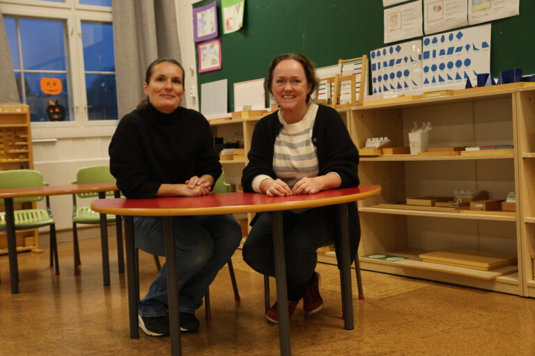 Pedagogisk leder Monika Nilsen Walter (t.h.) og rektor Unni Frøjd-Nilsen ved Eidskog Montessoriskole.