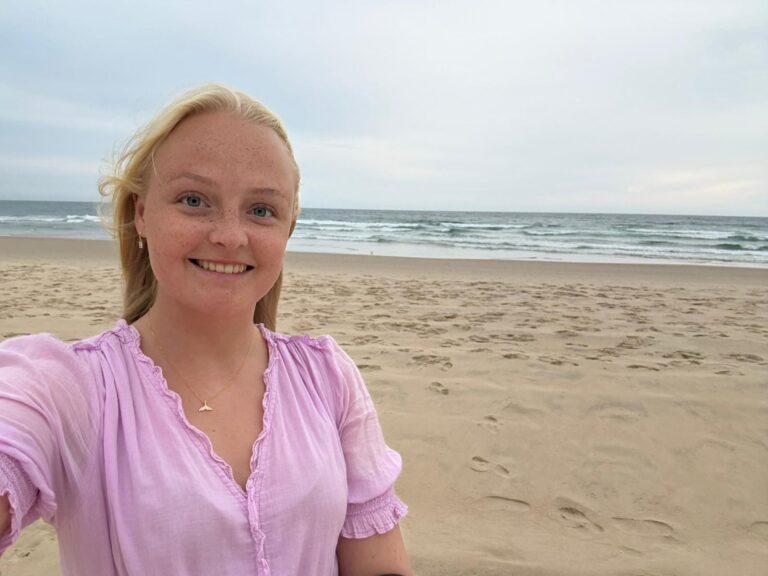 Julie Østby slapp aldri barndomsdrømmen om å snorkle på Great Barrier Reef. I sommer pakket hun koffertene og flyttet til Australia for å studere marinbiologi.