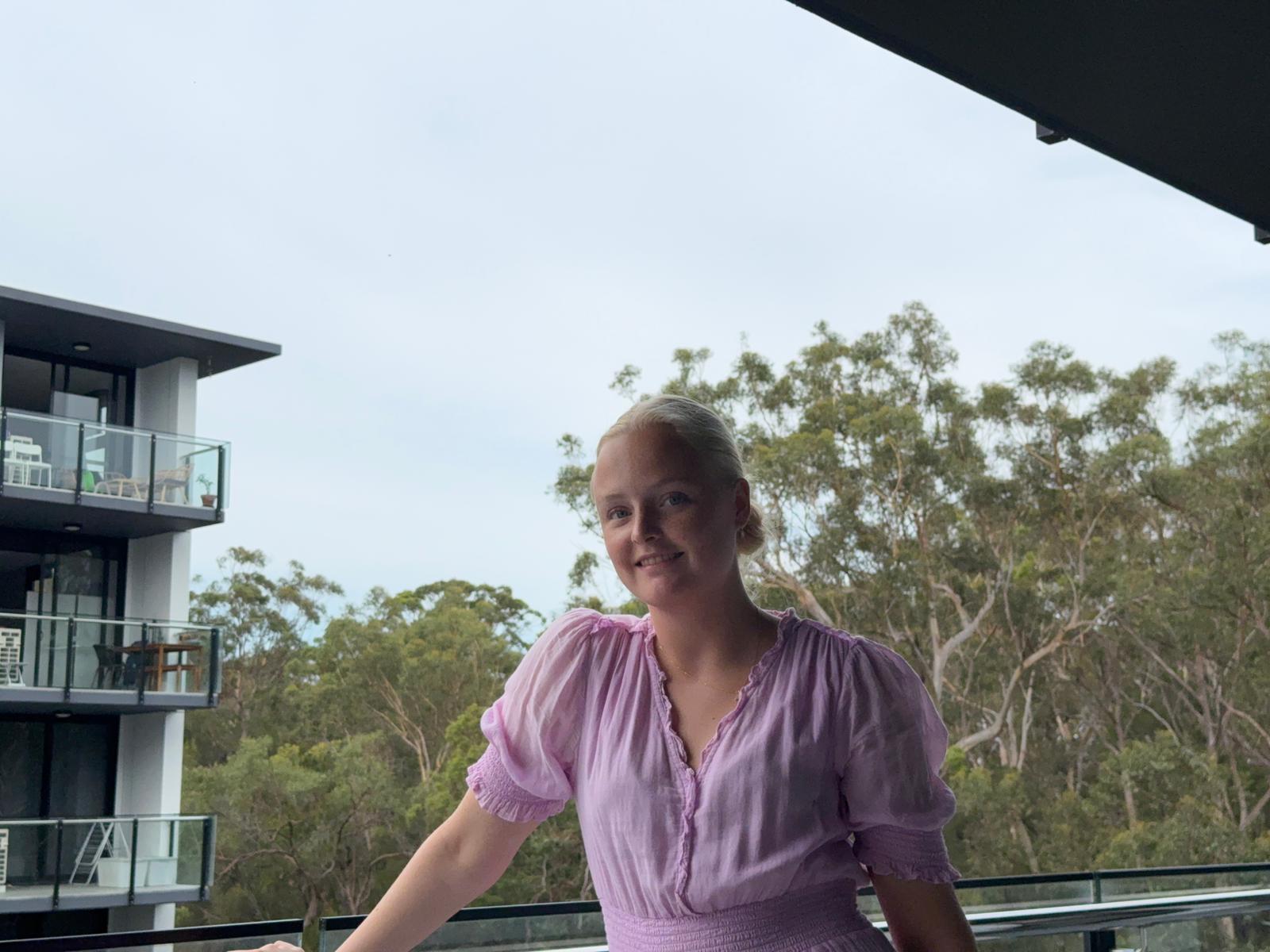Julie reiste til Australia uten et sted å bo. Den første tiden bodde hun på hostel, mens hun gikk på boligvisninger. Etter tre uker fant hun drømmeleiligheten som hun deler med et par fra New Zeeland.