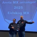 Leder og nestleder i Eidskog MX, solvår Taugbøl og Eivind Halle tok imot prisen som årets NM-arrangør.