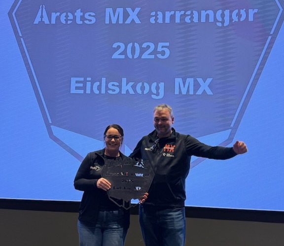 Leder og nestleder i Eidskog MX, solvår Taugbøl og Eivind Halle tok imot prisen som årets NM-arrangør.