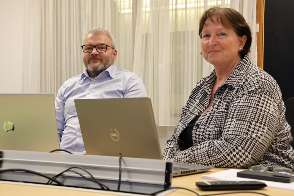 Kommunedirektør Nils Johansen og økonomisjef Line Fjeld Muri i Eidskog kommune la tirsdag frem administrasjonens budsjettforslag.