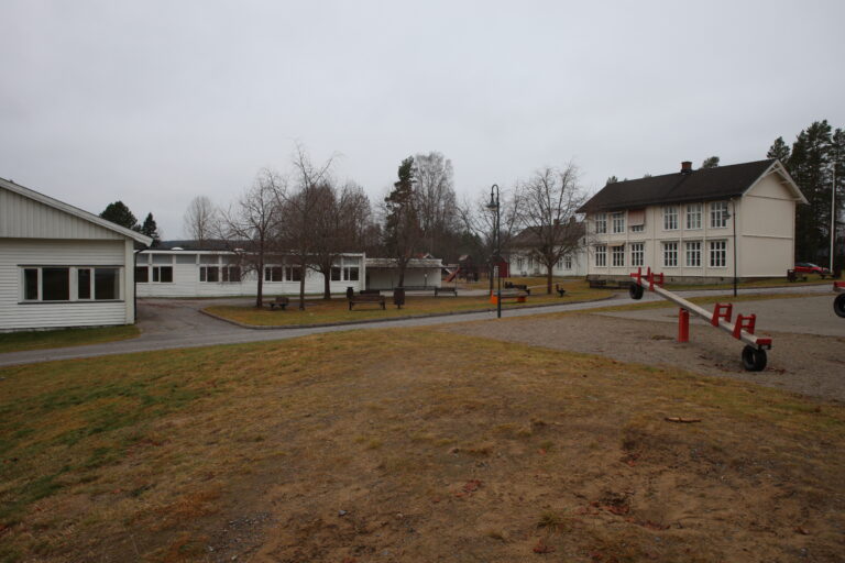 Personalet ved Magnor skole ber om svar på om fådelt skole er en kortsiktig løsning kun fram til den politiske fredningen utløper i 2027, eller modellen kan vare lenger enn til 2028 dersom driften blir rimeligere.