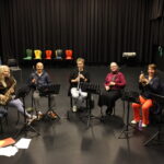 Musikklærer Hilde Finsrud (f.v.), Anniken Langbrumoen, Jan Erik Golde, Ida Langbrumoen, styreleder i Eidskog Janitsjar Gunn Kristin Svendsen, Alexandra Bergersen og assistentlærer Inger-Lise Kessler møtes hver tirsdag for å øve på noteskalaer og for å lære å spille et instrument.