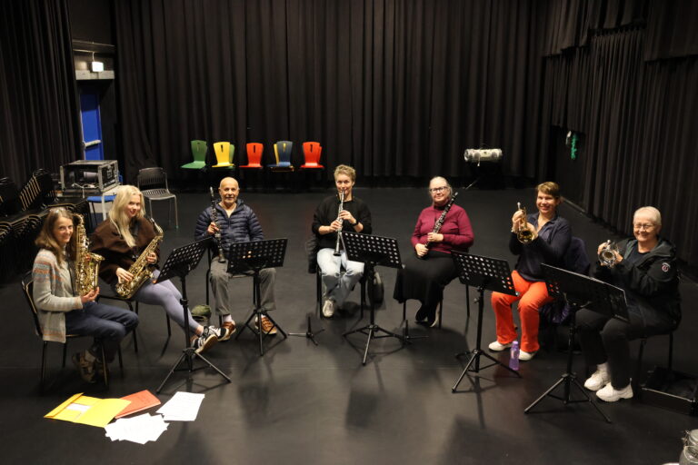 Musikklærer Hilde Finsrud (f.v.), Anniken Langbrumoen, Jan Erik Golde, Ida Langbrumoen, styreleder i Eidskog Janitsjar Gunn Kristin Svendsen, Alexandra Bergersen og assistentlærer Inger-Lise Kessler møtes hver tirsdag for å øve på noteskalaer og for å lære å spille et instrument.