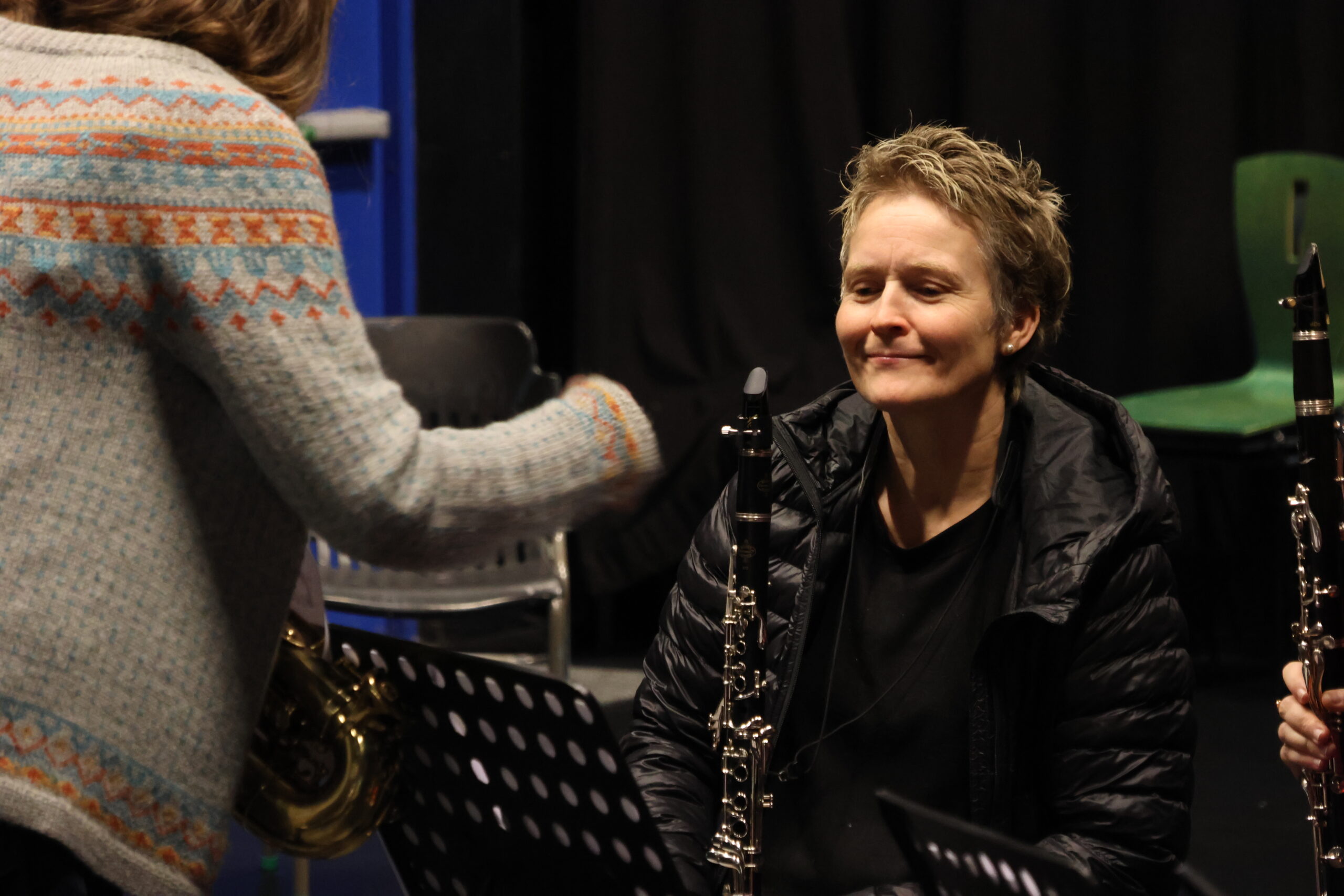 Lærer Hilde Finsrud ( med ryggen til) instruerer Ida Langbrumoen som spiller klarinett.