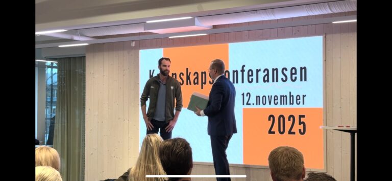 John Wirkola Dirksen, leder for Eidskog kommuneskog mottok prisen av Vegard Herlyng, daglig leder ved Høgskolesenteret i Kongsvinger.