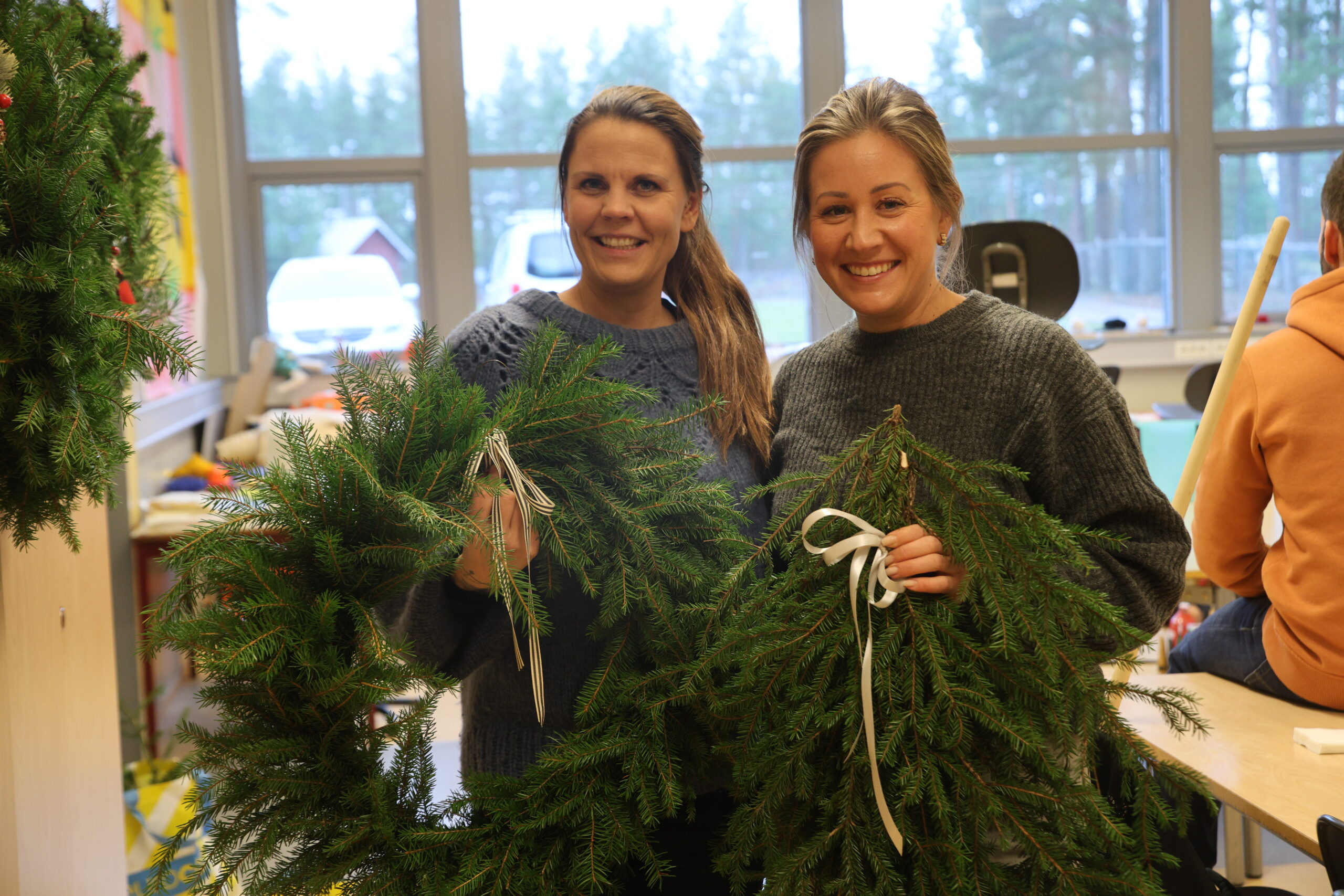 Klassekontaktene Kim Olsson og Emelie Fagerli Arnesen var godt fornøyd med gjennomføringen og resultatene av sjuende trinns juleverksted.