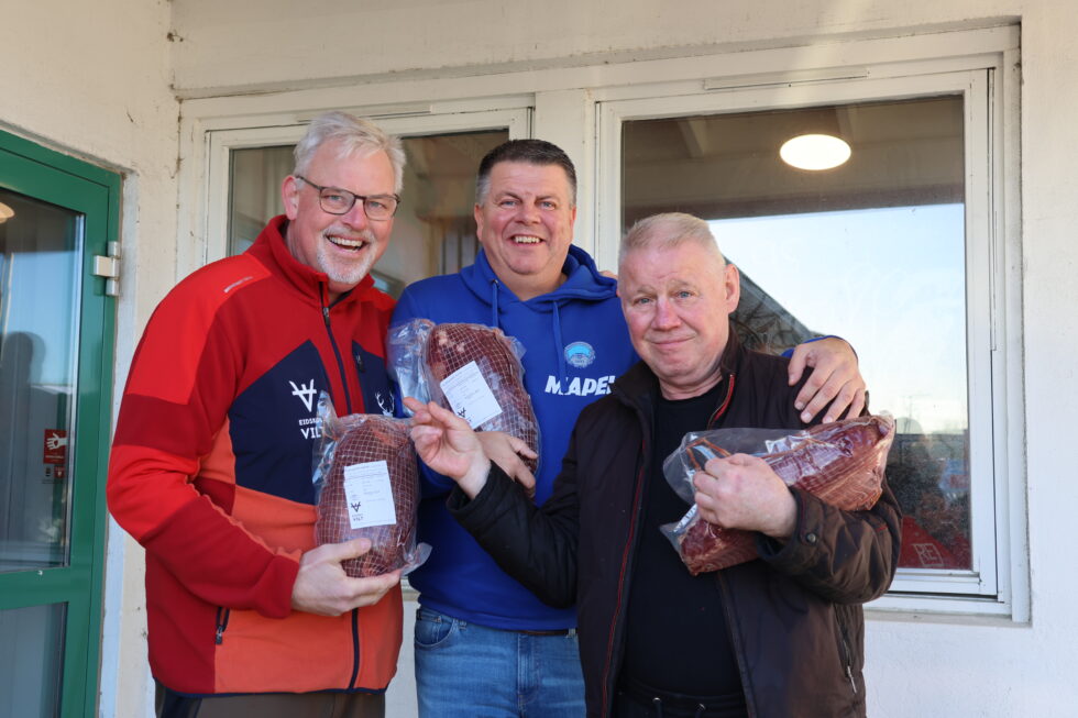 Fredag kom Ketil Grønnerud fra Eidskog Vilt med 10 kilo elgkjøtt som skal tilberedes og serveres KIL-spillerne før kvalifiseringen til Eliteserien begynner. Rune Lundgren og kokken "Sasha" i KIL takker for den eksklusive råvaren.