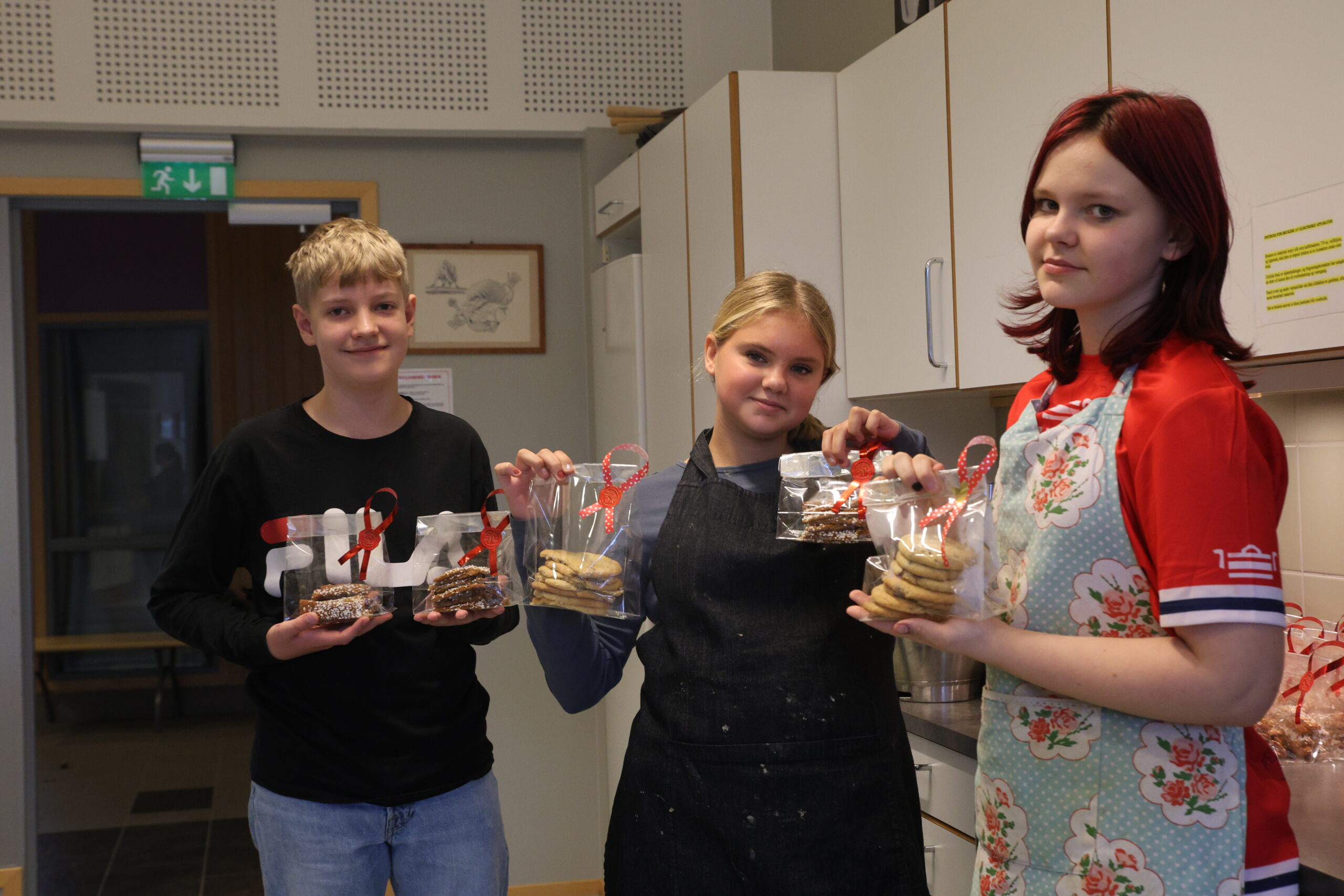 Amund Strømdal, Thea Lindell og Frida Josefsen var godt fornøyd med sine brune pinner og cookies.