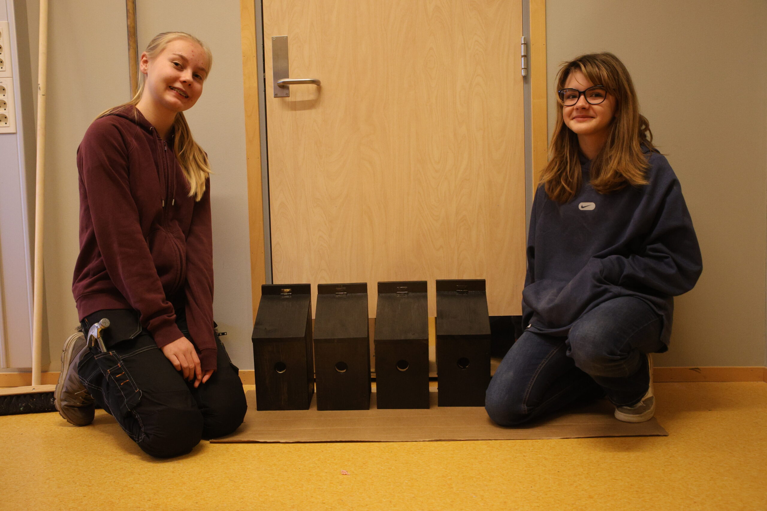 Oda Storeskar Holøien og Katya Romaniuk viste frem sine fulgekasser.