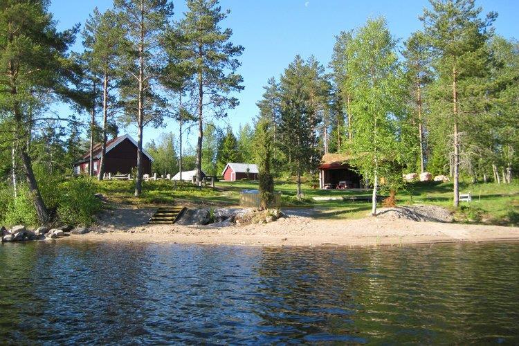 Nazifesten på Enderudhytta fortsatte natt til søndag, tross kommunens oppfordring om å avslutte arrangementet lørdag.