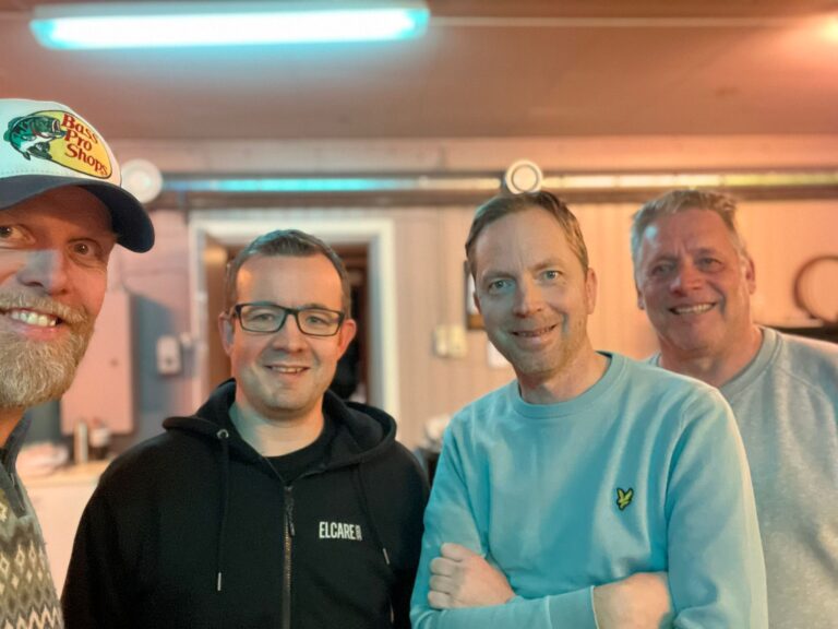 Gutta i Borderland gleder seg til lørdagens dansegalla. Ole Kristian Ruud (t.v.) forteller at bandet har gjort om soundet på noen av låtene i anledning kvelden.