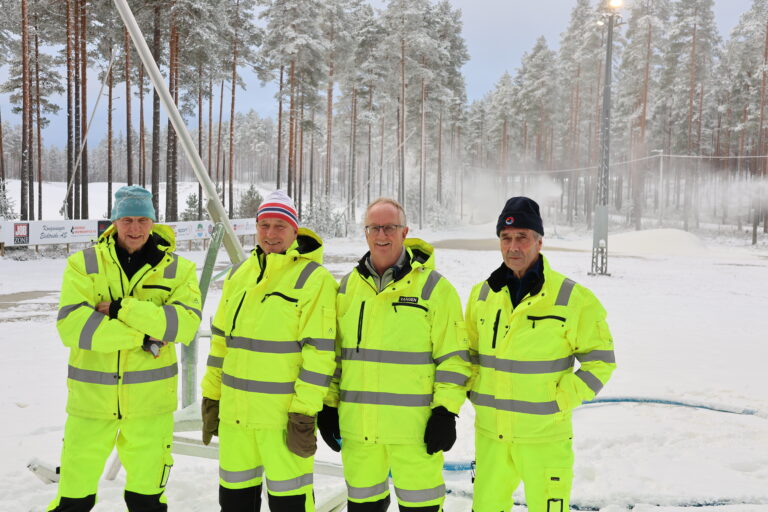 Nå er kunstsnøproduksjonen i gang på Liermoen kunstsnøanlegg. Mannskaper jobber 6 timers skift døgnet rundt og på 6-12 vakta var Tore Negård (f.v.), Ivar Bonnerud, Ulf Vangen og Asbjørn Ottesen.