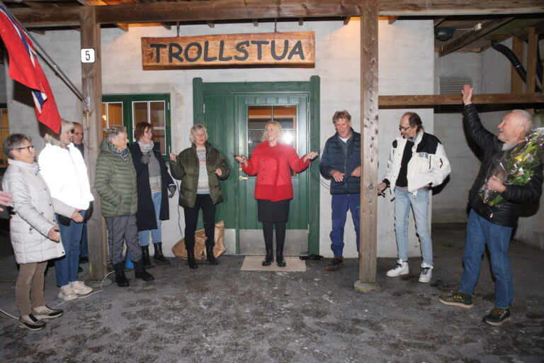 Ordfører Kamilla Thue fikk æren av å åpne det nye treningssenteret i Åbogen.