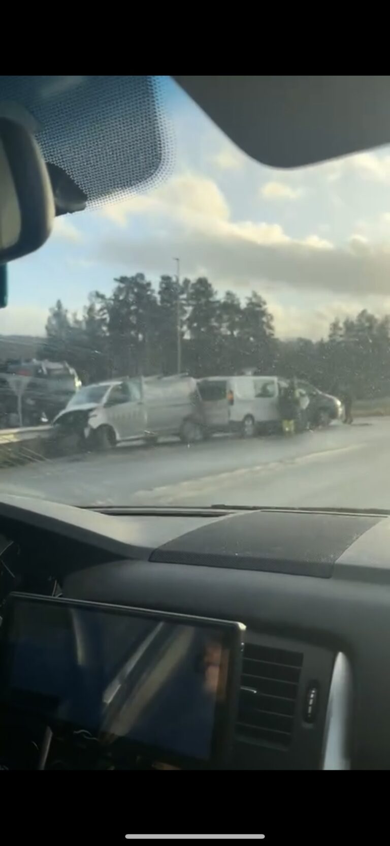 To biler er involvert i en trafikkulykke ved innkjørselen på Matrand.