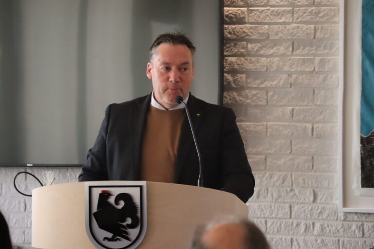 Espen Fjeldbu, varaordfører i Eidskog (Ap) og leder for representantskapet i GIVAS og GBI samt representantskapsmedlem i GIR, foreslår at man ser på en sammenslåing av de tre interkommunale selskapene.