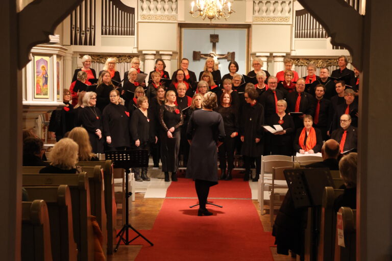 Kongsvinger blanda kor og Vestmarka sangkor har sunget sammen før i Vinger kirke. Her fra en konser hvor fem forskjellige kor sang julen ut