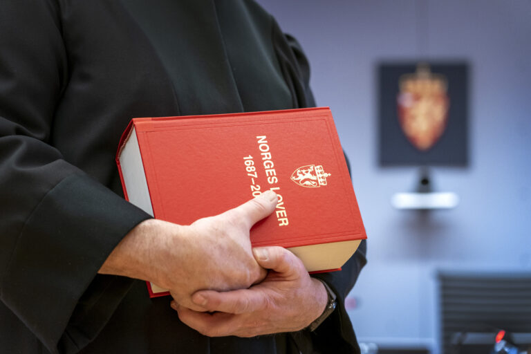 Etter å ha mishandlet kone og barn, må mannen i 40-årene belage seg på å sone dommen i fengsel.