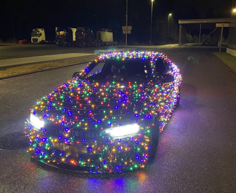 Føreren av denne bilen måtte fjerne flere meter med julebelysning før ferden kunne fortsette.