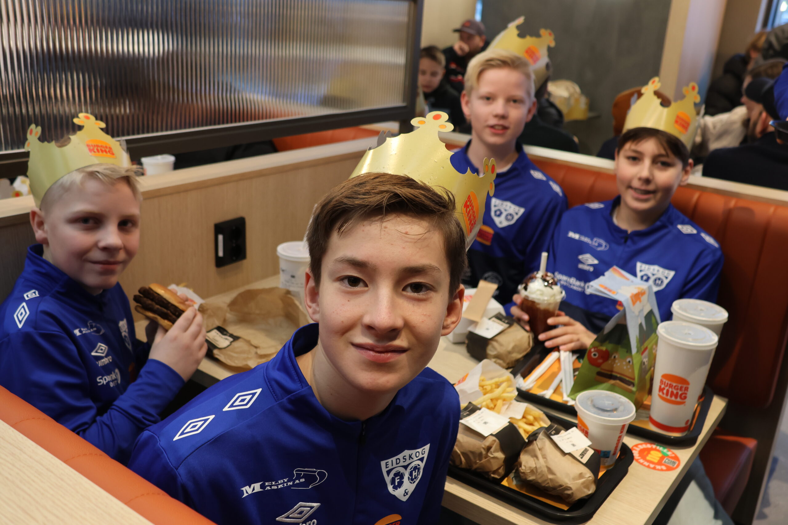 Etter åpningen av den nye restauranten vanket det burgere og milkshake på G14-laget til Eidskog.Filip Van Wiek, isak Malmer Lindkjølen, Iver Bonnerud Askerud og Ole Johan Bremseth var glade for å få delta på åpningen av den nye Burger King restauranten og at restaurantkjeden er med som sponsor for Eidskog Fotball.