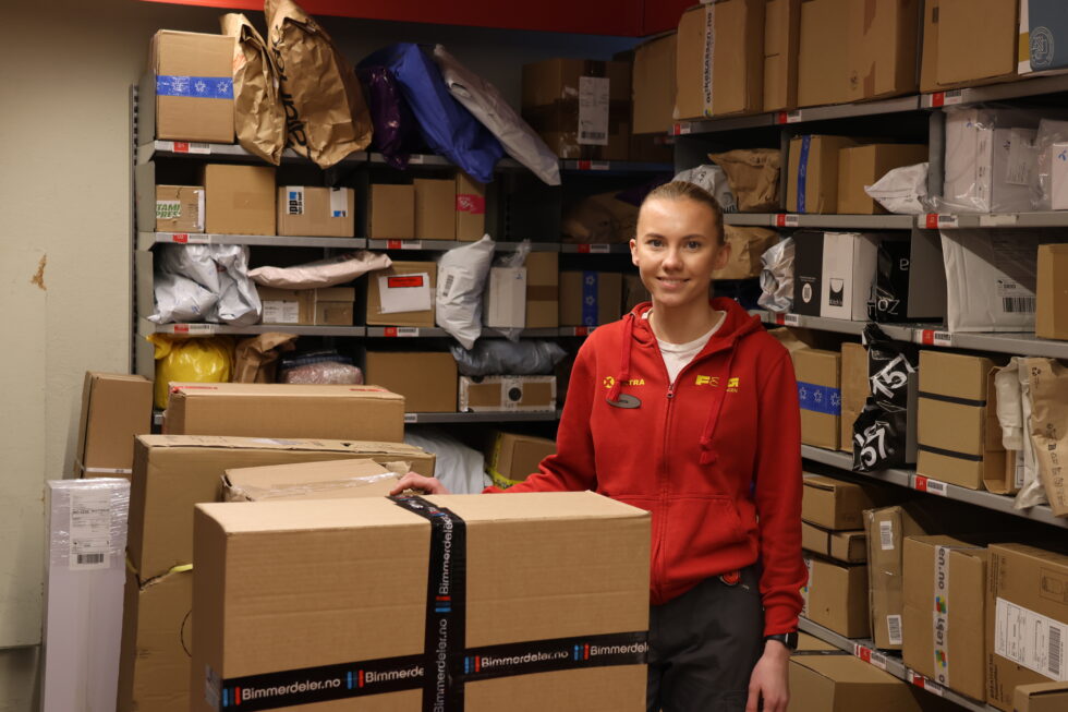 Hos Coop EXTRA på Skotterud har Emma Fjeld og de andre medarbeiderne hektiske dager med å sortere og få levert ut alle pakker som kommer til eidskogingene før jul.
