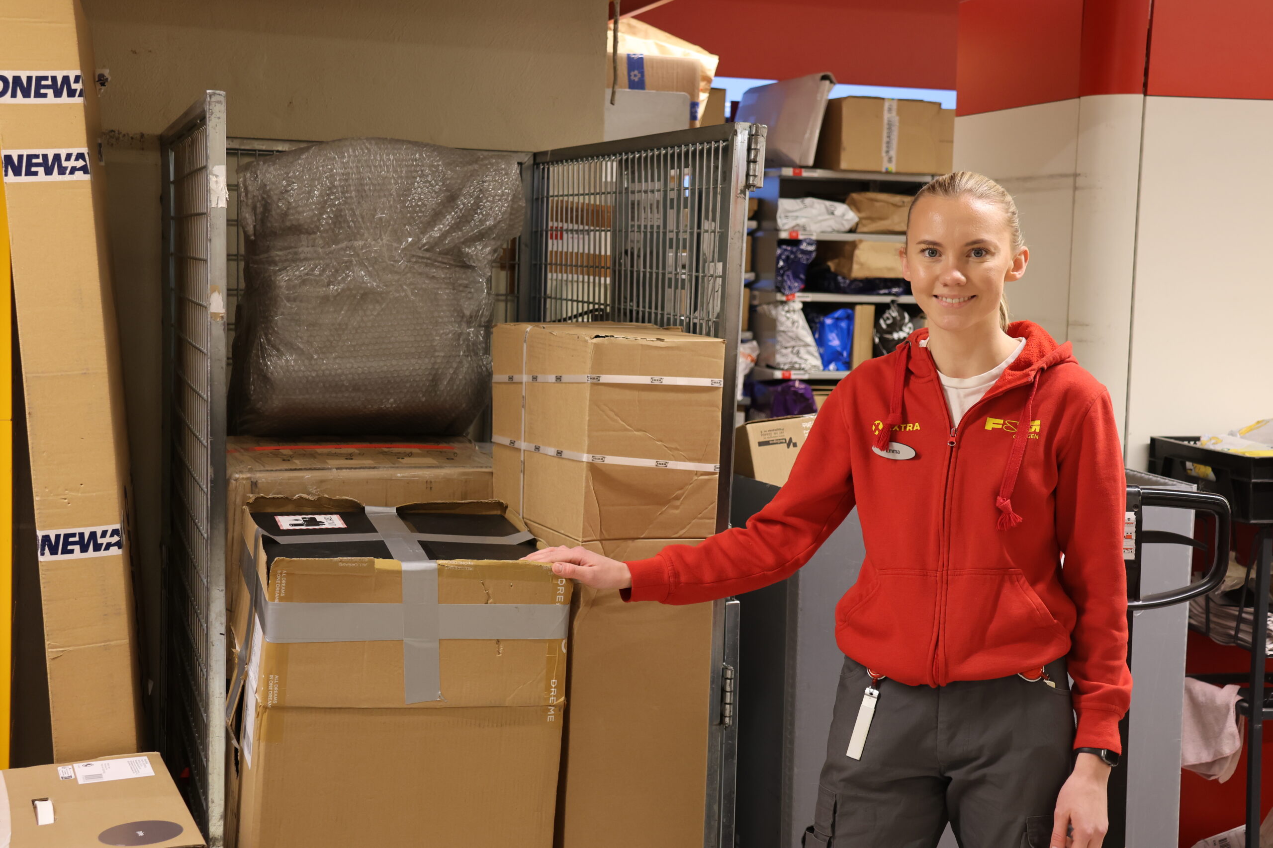 Daglig leverer Posten fem til åtte slike bur fulle med pakker som så leveres ut av Emma Fjeld og hennes kolleger på Coop EXTRA Skotterud.