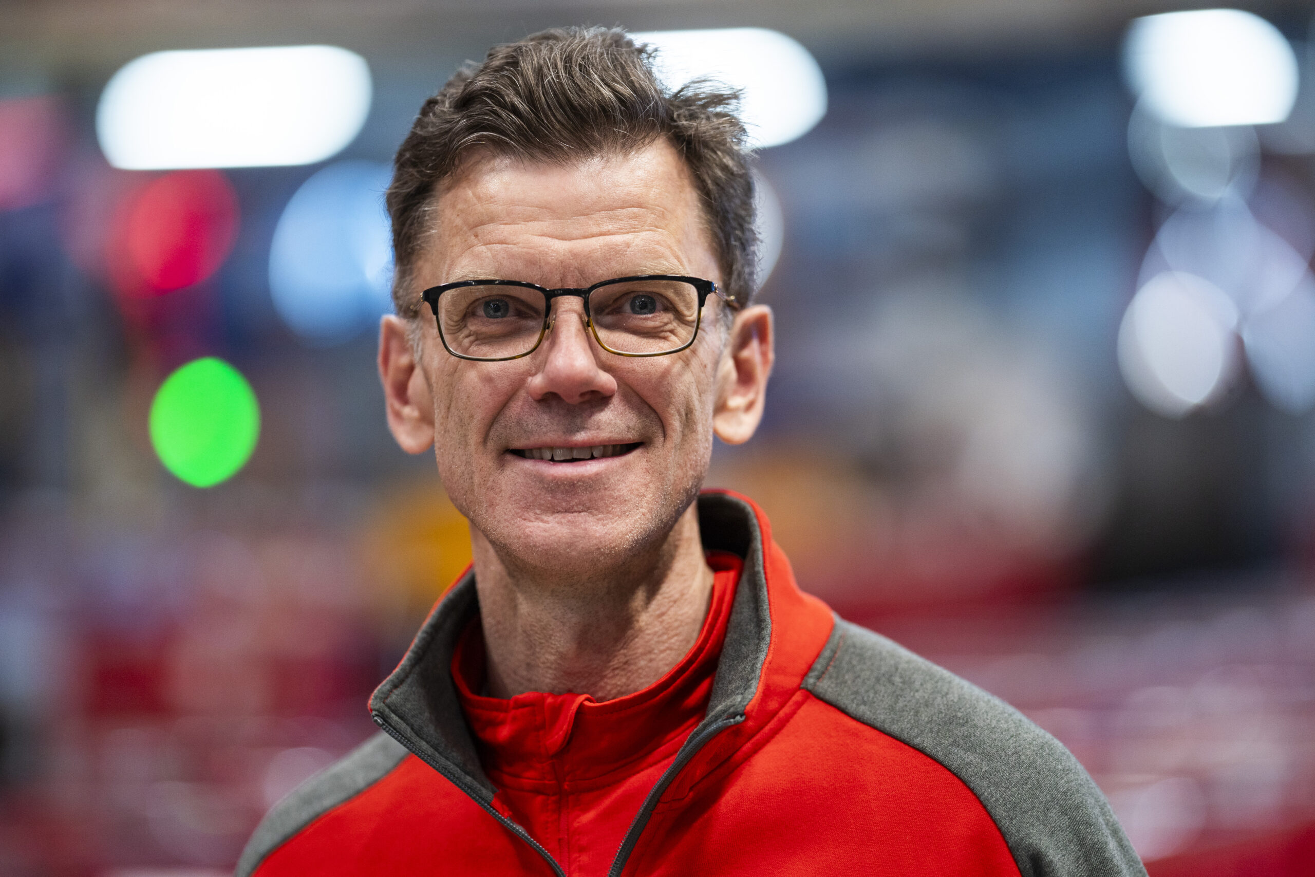Konsernsjef i Posten, Petter-Børre Furberg, startet selv med lørdagsvakter på postkontoret. I jula ansetter de 700 ekstravakter for å ta unna pakkeskredet.