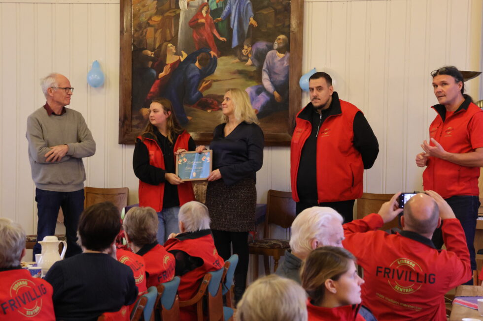 Eidskog Normisjon representert ved styreleder Jostein Verpe mottok den nye frivilligprisen av Eidskog frivilligsentral ved Marie Michaelsen, Adrian Borgenholt og Jocke Leverborn Nilsson. Ordfører Kamilla Thue deltok også på pristildelingen.
