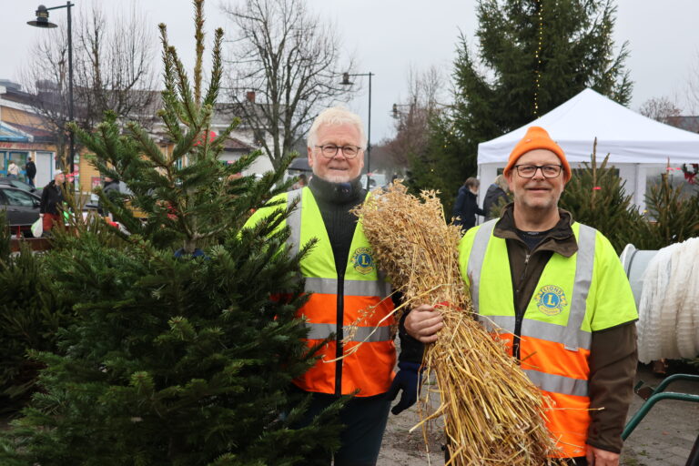 Arnfinn Granstrøm og Sigbjørn Ruud solgte juletrær og julenek for Lions Club Eidskog. Klubben har solgt juletrær på Emmas plass i fem år og vil også i år være et fast innslag på plassen i ukene fram til jul.