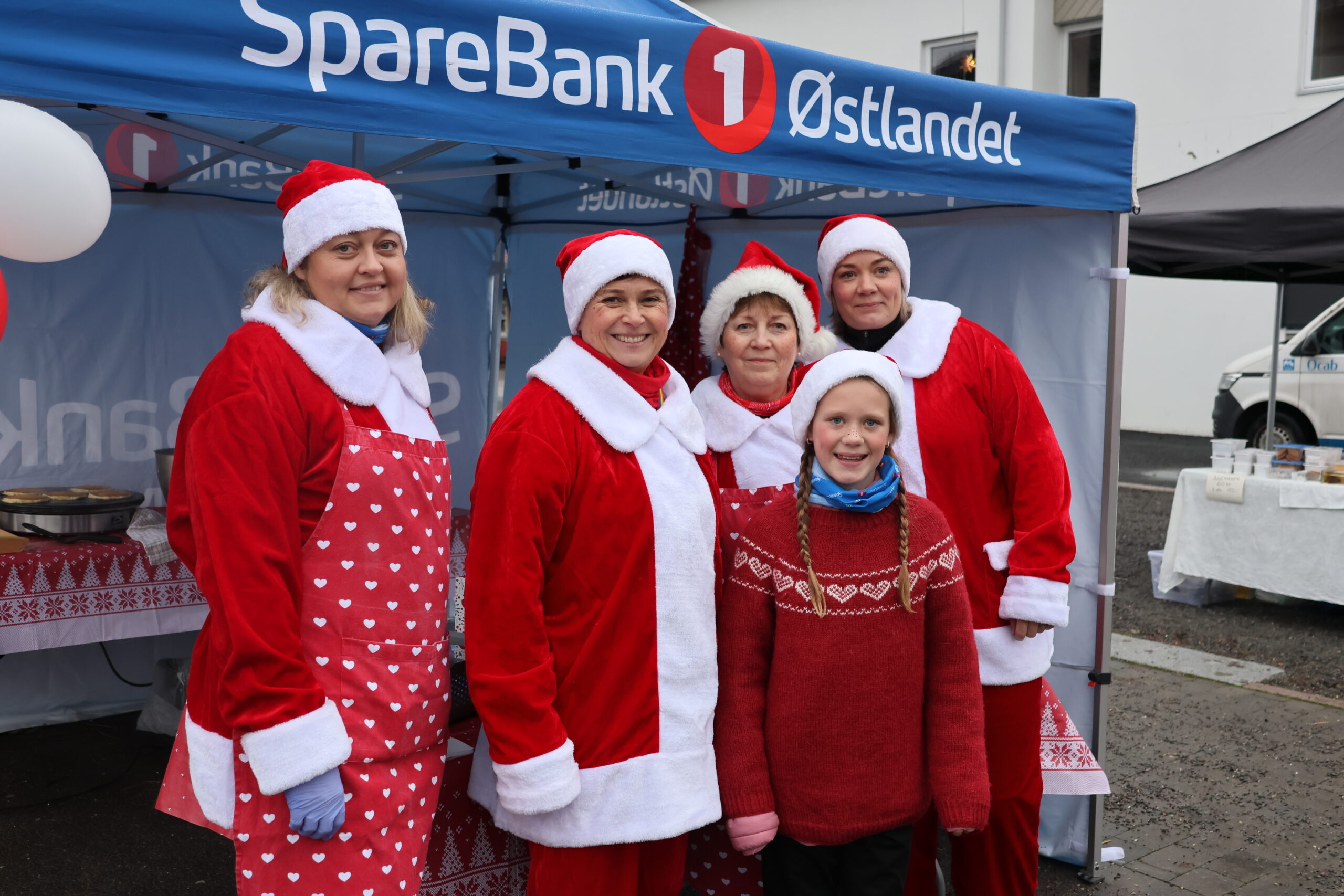 Sparebank1 Østlandet var til stede med nisse-kledde ansatte som arrangerte rebusløp for barna og serverte sveler og kaffe. Karoline Nordseth (f.v.), Åse Torp Andersson, Bodil Granstrøm, Lene Aulie og Kilma Malmerengen som var med som ekstra nissehjelper lørdag. – Ungene ser ut til å like rebus-løpet og svelene går unna. Jeg tror vi har stekt over 200 sveler i dag, sier Åse Torp Andersson.
