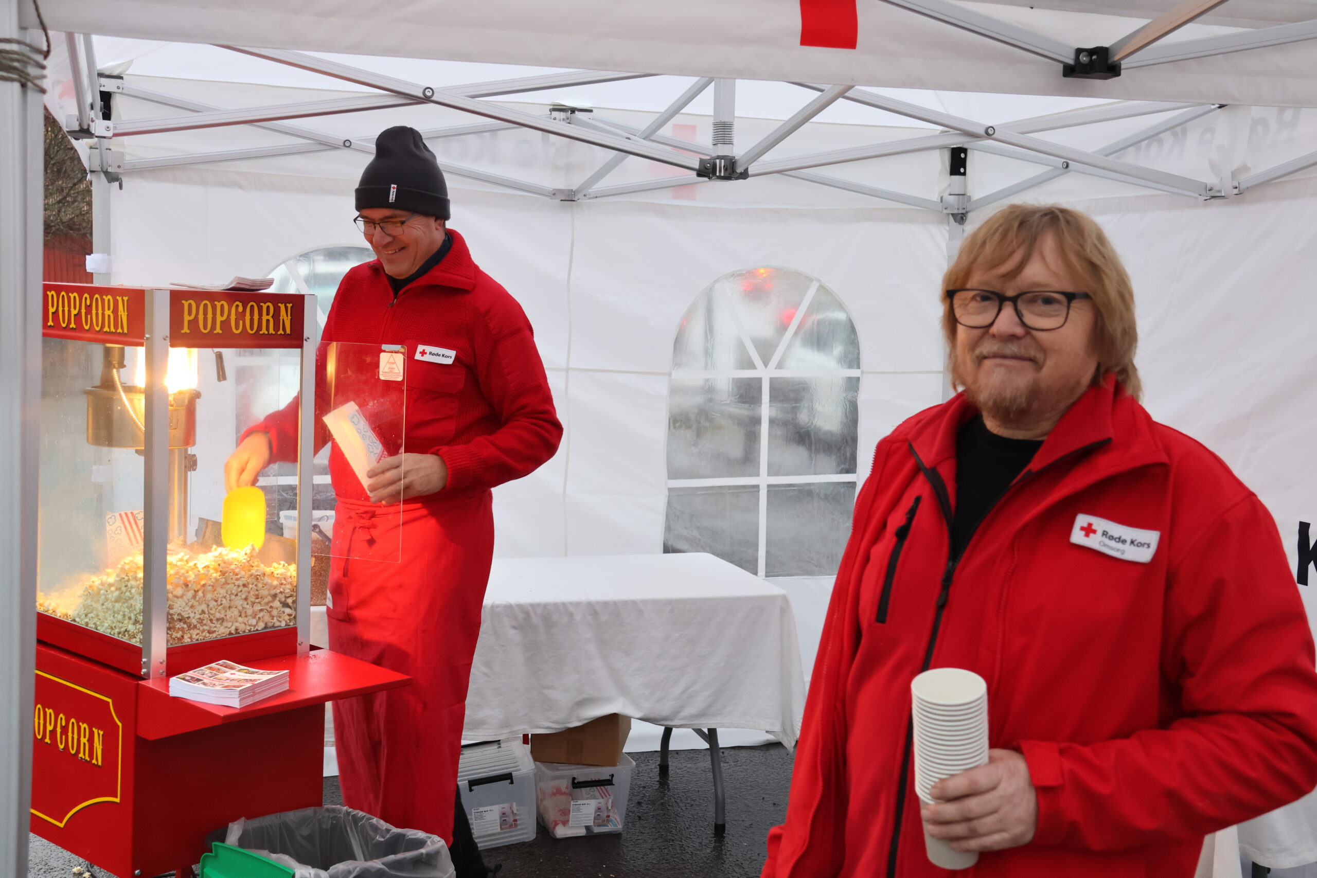 Eidskog Røde Kors var også på Emmas plass. Nypoppet popcorn og kaffe fristet mange i det kjølige været. Even Strømmen trodde at han hadde poppet flere kubikk med popcorn i løpet av dagen, mens Tor Erling Grorud serverte kaffe.